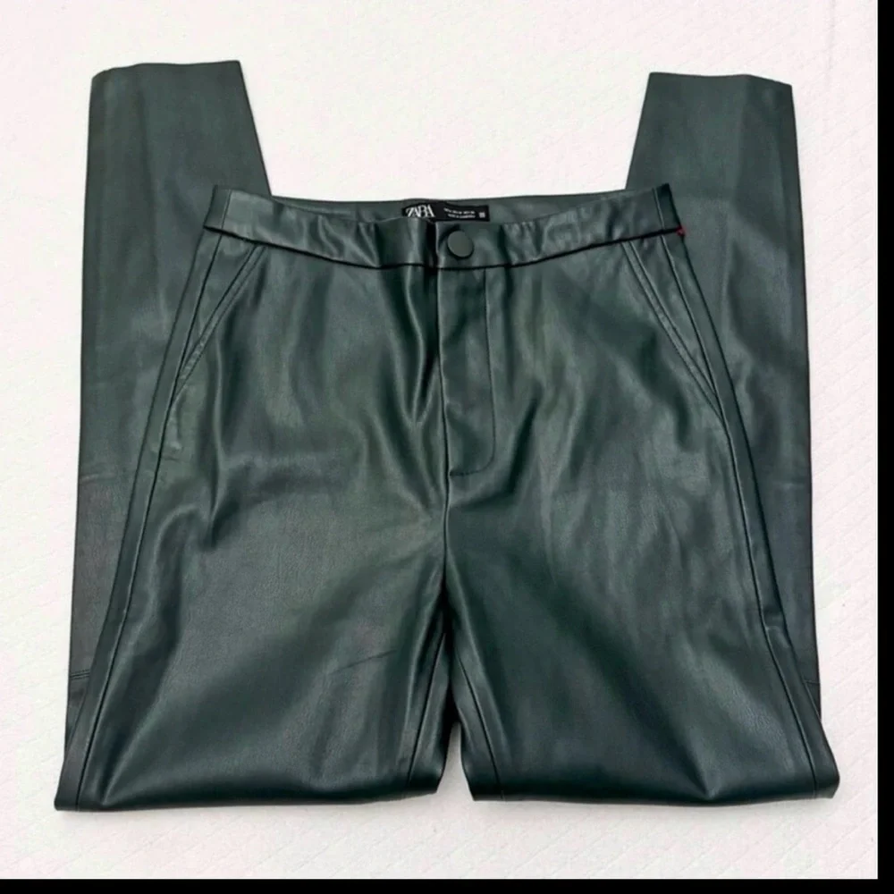 NWOT Zara Dark Green Leather high-waisted leggings. Size M. Ankle Zip